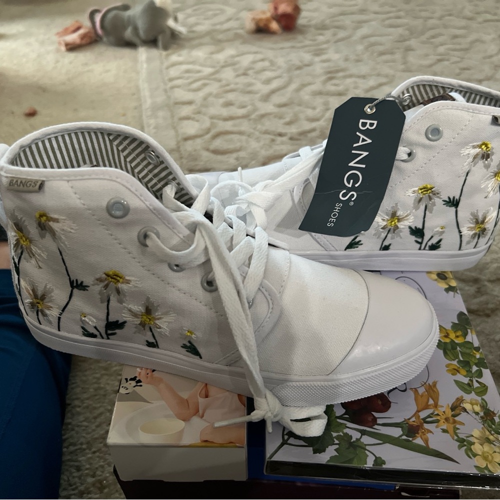 New BANGS Shoes Everest Ice Daisy High Top sneakers W/ daisy print. Woman’s Sz 6